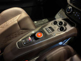 運転席まわりの操作部をご紹介します。手の届き方やスイッチの配置も、お車選びで確かめたいポイント。ご納車後のドライブを楽しめるよう、操作方法もお気軽にご相談ください。