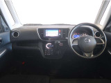 スイッチ類やメーター類を見やすく配置した、直感的で扱いやすいインパネ。初めて運転される方でも、迷わず操作出来る安心設計です。