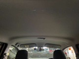 天井の写真です。前の方にルームランプが付いています。