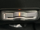 カードの挿入口と状態を示すランプを備えた車載機器です。運転席まわりに配置され、必要なときに位置を確認しやすい実用的な装備として日常を支えます。