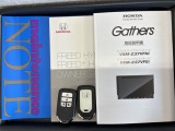 スマートキーは鍵をバッグに入れたままでもドアロックの開閉やエンジンのON・OFFができます。夜間や雨の日も鍵を探さなくて良いので便利です。