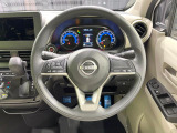 インテリアに合わせたデザインのステアリングは、運転される方のことも考え、運転しやすい形状、大きさです。是非一度、実際に触ってお確かめください。