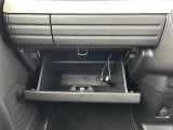 【グローブボックス】大容量のグローブボックスです!!車検証ケース他、日頃使う小物類の収納スペースもたくさんあります!