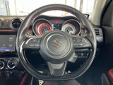 ステアリング上に音量やモード切替などのスイッチがまとまり、視認しやすい配置です。運転中も手元で操作しやすく、オーディオの調整などに役立ちます。