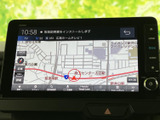 地図上に道路や周辺施設が表示され、現在地を見ながら目的地までのルートを確認できます。画面内の案内表示もひと目で把握しやすく、慣れない場所へのお出かけや道順の確認に便利です。