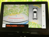 周囲の映像と車両上方から見た表示を切り替えて確認でき、駐車時の周辺把握に役立ちます。画面上の目安線もあり、狭い場所での駐車をサポートします。