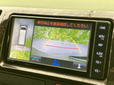 後方の映像に加えて車両周辺を確認できる表示があり、駐車時の周囲確認をサポートします。ガイド線も見やすく、狭い場所での車庫入れや後退時に役立ちます。