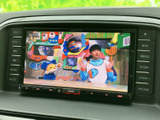 テレビ番組を画面で視聴できる装備を備えています。停車中の待ち時間や休憩時に映像を楽しめるので、車内で過ごすひとときにも便利です。画面表示を確認しながらお使いいただけます。