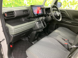 広いフロントウィンドウから前方を見渡しやすく、運転席まわりには視線を移しやすい配置が広がります。落ち着いた色合いのシートと足元の空間で、毎日の乗車にもなじみやすい室内です。