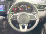 インテリアに合わせたデザインのステアリングは、運転される方のことも考え、運転しやすい形状、大きさです。是非一度、実際に触ってお確かめください。