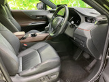 運転席まわりは前方を見渡しやすいレイアウトで、シートに腰掛けた際も視界を確保しやすい印象です。座面や背もたれにはゆとりがあり、乗り降りの際にも落ち着いて過ごせる空間です。