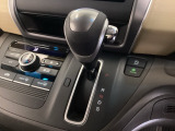 CVT車のセレクトレバーです。低速から高速まで、変速ショックのないスムーズな走りを実現するとともに、エンジン効率のよい領域を維持することで燃費にも貢献します。