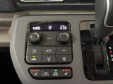 車内の温度を快適に維持するオートエアコンを装備しています。寒い日に嬉しいシートヒーター付き♪