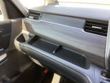 入れるものを限定せず、気軽に使える助手席前のトレー。走行中も落ちにくい形になっていてとても便利です。