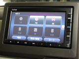 ナビゲーションは純正メモリーナビ(VXM-215Ci)を装着しております。AM、FM、CD、Bluetoothがご使用いただけます。初めて訪れた場所でも安心ですね!