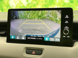 後方の様子を画面で確認でき、駐車時の周囲確認をサポートします。ガイド線も表示されるため、車両の向きや位置を確かめながらバック操作を行えます。