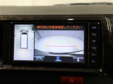 パノラミックビューモニターを装備。駐車場や交差点でクルマを真上から見るように周囲を確認できます。機能の詳細は販売店スタッフまでおたずねください。
