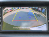 ナビ画面にバックビュ-モニタ-の映像を映し出しています。  狭い場所での車庫入れをサポ-トしてくれる便利アイテムです。