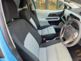 運転席と助手席を右側から写しました。グレーと黒のシートで、落ち着いた見た目です。