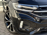 LEDマトリックスヘッドライト「IQ.LIGHT」。対向車や先行車を検知し、LEDを個別制御。まぶしさを抑えながら、夜間の視界をしっかり確保します。