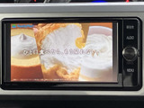 停車時には画面でテレビ番組などの映像を視聴でき、待ち時間を過ごす際にも便利です。画面内に映像が表示される装備で、車内での時間の使い方が広がります。