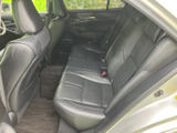 後席は横幅を活かしたシート配置で、複数人での乗車時もゆったり過ごせる空間です。足元にも余裕が感じられ、落ち着いた室内で家族や友人との移動を快適にお楽しみいただけます。
