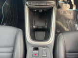 シフトはボタン式で運転席周りの収納も多く確保しております。