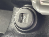 【USB端子】USB接続もついていますので携帯などの電子機器の充電にも使えて便利です。