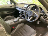 前席から運転席まわりまで見渡せる室内は、落ち着いた色合いでまとまっています。シートや足元の様子も確認しやすく、乗車前に座り心地や使用感を確かめられます。