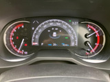 速度計や各種表示が運転席前にまとまり、走行中に必要な情報を確認しやすい配置です。中央にも車両情報や時刻などが表示されるため、視線の移動を抑えながら日々の運転に活用できます。