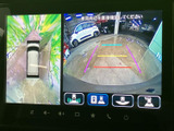 後方の映像に加え、車両周囲を確認する表示も備わり、駐車時の周辺確認をサポートします。画面上の目安線も見ながら、ゆっくりと後退する際に役立つ装備です。