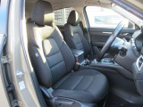 正しい姿勢で運転できるように体幹の腰部をしっかりささえるようデザインされているシートです。素材、シート形状を研究することでフィット感を高めつつ、優れた快適性を実現しています。