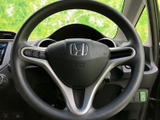 ステアリングに操作ボタンを備え、運転姿勢を保ちながら必要な操作を行いやすい仕様です。握りやすい形状で、日常の運転時にも扱いやすい印象です。