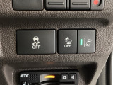 Hondaセンシング用の、VSA(ABS+TCS+横滑り抑制)解除と路外逸脱抑制機能のオンオフスイッチなどはハンドルの右側に装備しています。