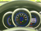 速度計を中心に回転計や燃料計などをまとめて配置し、運転に必要な情報を確認しやすいメーターまわりです。表示が見渡しやすく、日常の運転時も情報を把握しやすい配置です。
