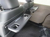 ◆シートバックテーブル◆フロントシートの背面に後席用のテーブルがついています。小物が置けて!カップホルダーもあります、ドライブ中や休憩時にも便利なテーブルです。