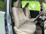 明るい色合いのシートが車内に清潔感をもたらし、座面と背もたれには落ち着いて座れる形状を採用。前方や側方の窓から光が入り、開放的な運転席まわりです。