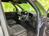 運転席と助手席はゆったりとした座席配置で、前方や左右の視界も広く感じられます。落ち着いた色合いの室内は清潔感があり、毎日の移動も快適に過ごせそうです。