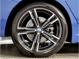 【BMWアロイホイル】軽量かつ強度に拘ったアロイホイル。走行性能ポテンシャルを引き出す設計。車の足元を引き締めてくれる大きなポイントはアロイホイルです。