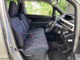 前席はゆったりとした座面と背もたれで、運転席・助手席それぞれにヘッドレストを備えています。窓からの視界も広く、乗り降りしやすい空間でお迎えします。
