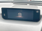 【8.8インチマツダコネクト】車内の雰囲気にマッチした大型のディスプレイ。スマホ接続でのナビ使用やBluetooth再生等、様々な機能が楽しめます。直感的なダイヤル操作が可能で、使い勝手も良好です。