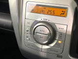 【オートエアコン】一度お好みの温度に設定すれば、車内の温度を検知し風量や温度を自動で調整。暑い&hellip;寒い&hellip;と何度もスイッチ操作をする必要はありません。快適な車内空間には必須の機能ですね♪