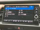 FMやAM、USB、Bluetooth Audio、テレビなど、複数の音源を画面から選べます。項目が一覧で表示されているため、利用したい音源を探しやすく、日々の移動に合わせて活用できます。