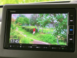 テレビ映像を画面で楽しめる装備です。停車中の休憩時間などに番組を視聴でき、待ち時間を過ごす際にも便利。画面表示が見やすく、気軽に映像を楽しめるのが魅力です。