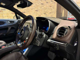 A110の運転席をご覧ください。座り心地や視界、ハンドルまでの距離を確かめると、乗り出す場面がより身近に。光岡自動車のショールームで、ご自身に合う姿勢をお確かめください。