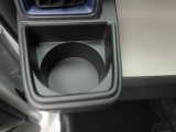 カップホルダーは運転席や助手席からちょうど手の届く位置です!!