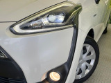 【LEDヘッドライト】悪天候や夜間走行時も良好な視界を確保し安心して運転できる高輝度LEDヘッドライトを装備!点灯速度が早く、消費電力も抑えられています。