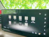 AM・FMやBluetoothなど複数の音源が一覧で表示され、選びたい項目を見つけやすい画面です。音楽や交通情報など、用途に合わせて切り替えられ、普段のお出かけを快適にサポートしてくれます。