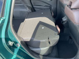 リヤシートは簡単に格納できますので、急に荷物が増えても収納楽々です。