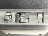 【電動格納ミラー】サイドミラーは電動格納式となっており、狭い駐車場でもキズがつくリスクを抑えられます。